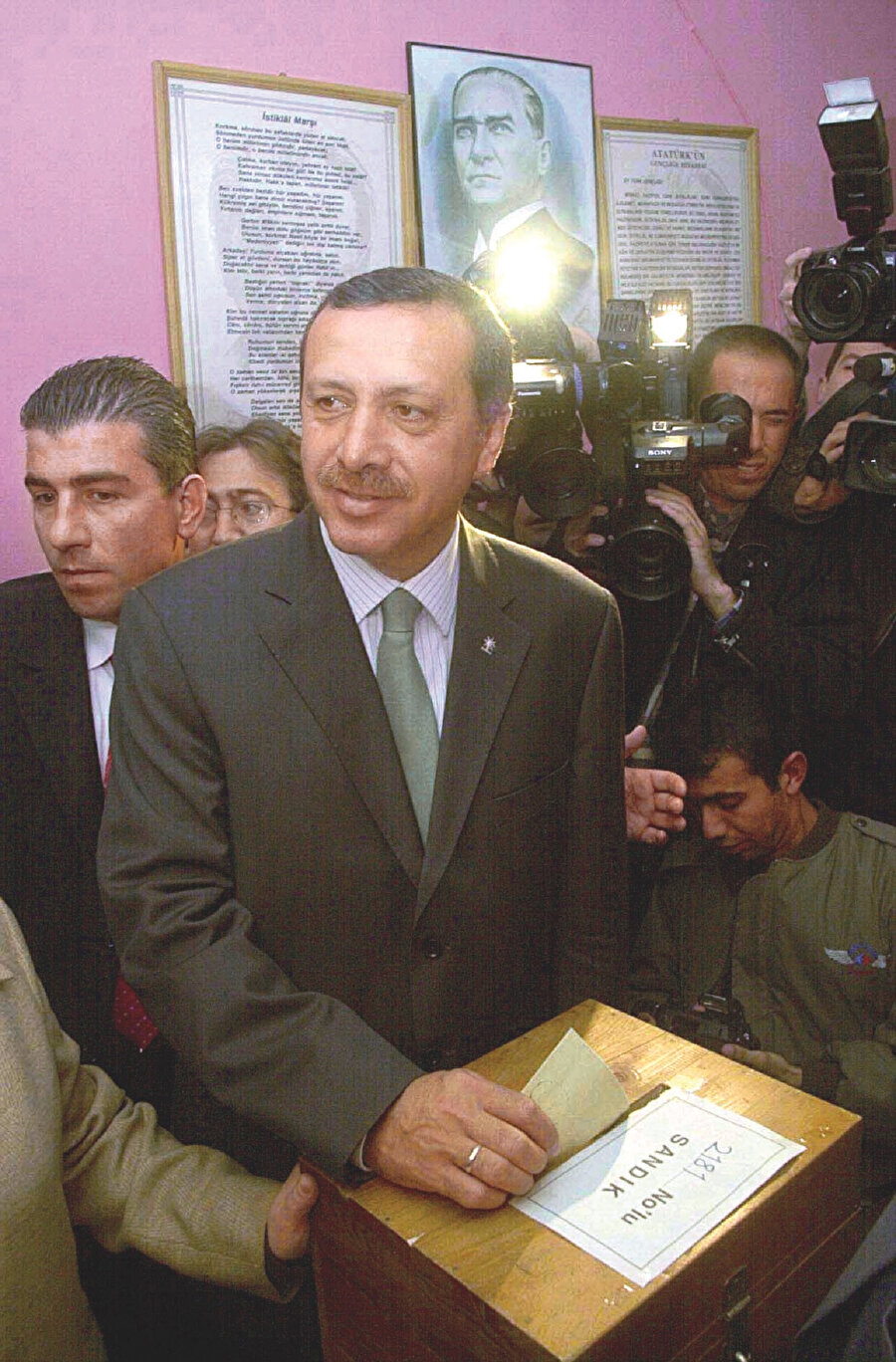 Erdoğan, partisinin yüzde 34’lük başarı ile seçimi kazandığı 2002 yılında yapılan milletvekilliği erken genel seçimlerinde oyunu kullanırken.