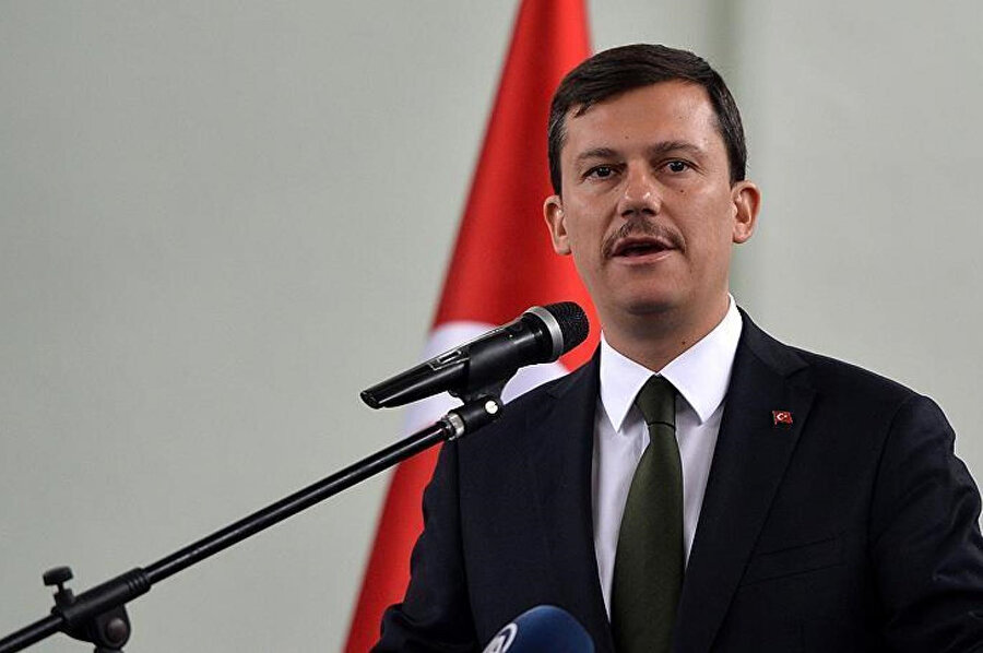 Şahin, Hem Türkiye ve dünyanın değişimine şahitlik eden, hem de onlarca genç yazar ve gazeteci yetiştiren Gerçek Hayat’ı bir kez daha tebrik ediyorum" dedi...
