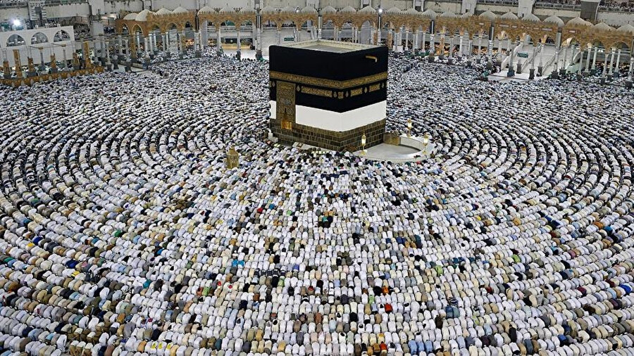 Zayıf İngilizcem ile onlarla temasa geçtim. Tanıştık, iletişim bilgilerimizi paylaştık. Nedense aklıma İslam’ın ilk yıllarından bahseden siyer ve tarih kitapları geldi o vakitler.