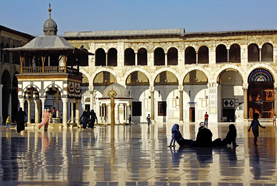 Etrafı revaklarla çevrili Emevî Camii avlusu.