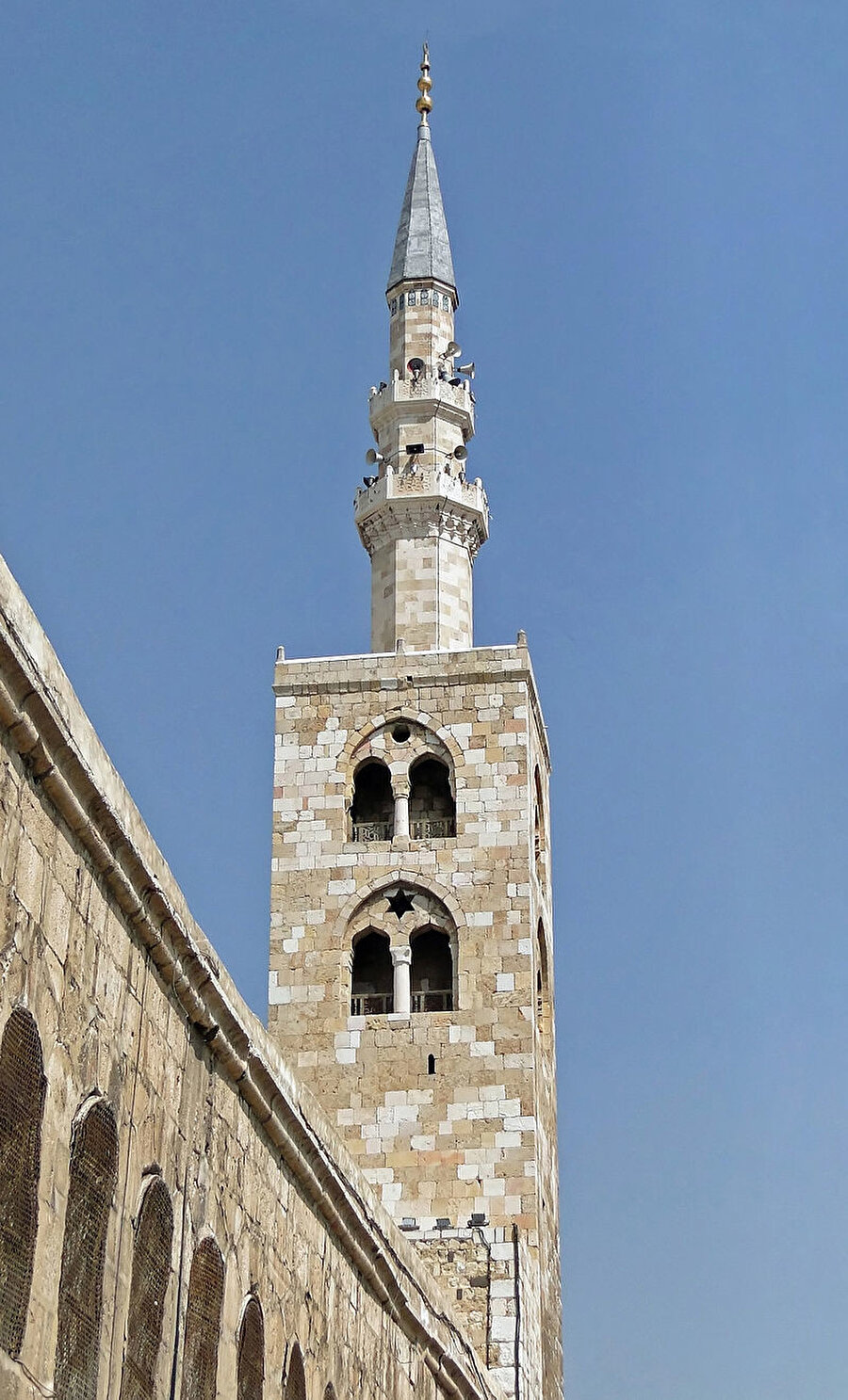 Caminin en yüksek minaresi olan İsa Minaresi.
