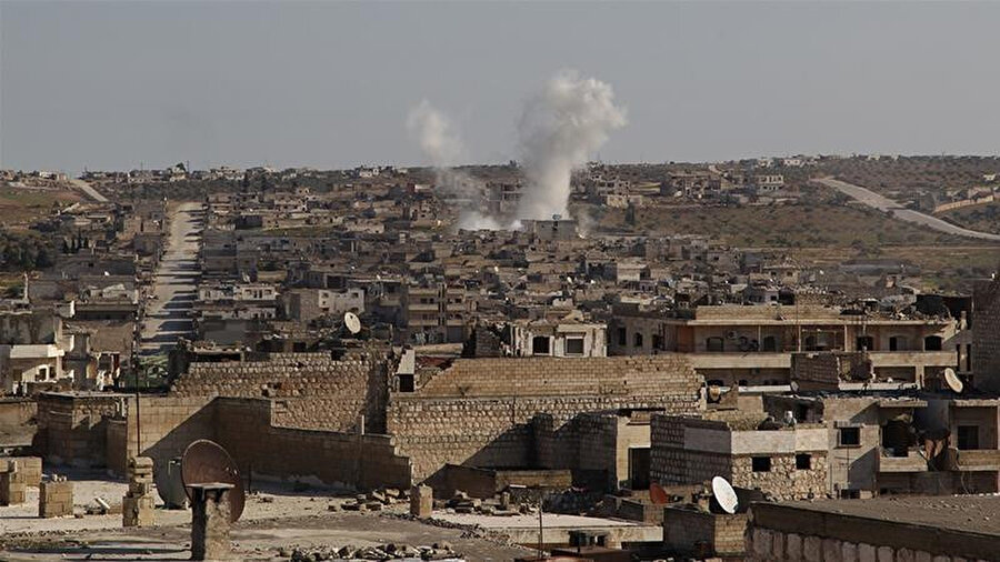 Hava saldırısı sonrası Maarratünnuman ilçesi üzerinde yükselen dumanlar.