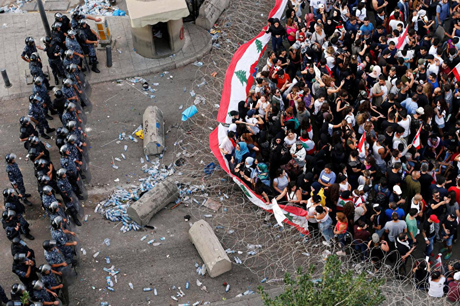 Lübnan'da protestocular ile emniyet güçleri arasında gerginlik çıktı.