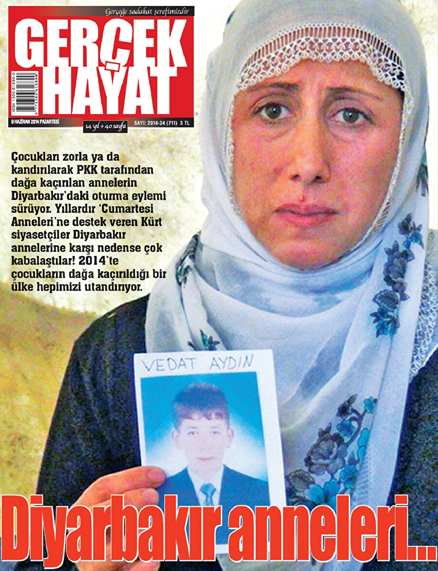 Dağa kaçırılan çocukları için HDP İl Başkanlığı binası önünde oturma eylemi yapan Diyarbakır anneleri evlat nöbeti tutuyor...