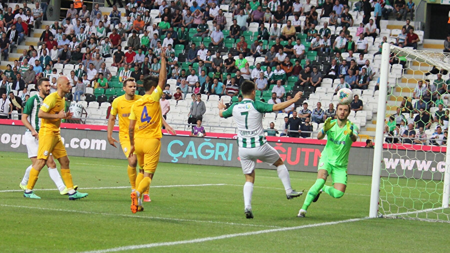 Ankaragücü ve Konyaspor ligin ilk yarısında 0-0 berabere kalmıştı.