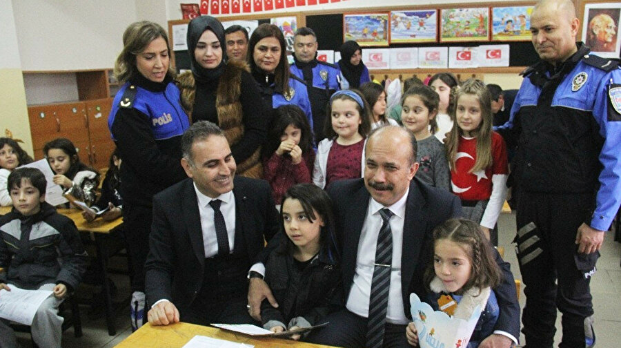 Adana Emniyet Müdürü Zafer Aktaş, şehit kızı birinci sınıf öğrencisi Hafsa Derindere ile üçüncü sınıf öğrencisi Zeynep Ravza Akyüz’ün velisi olarak karnelerini aldı.