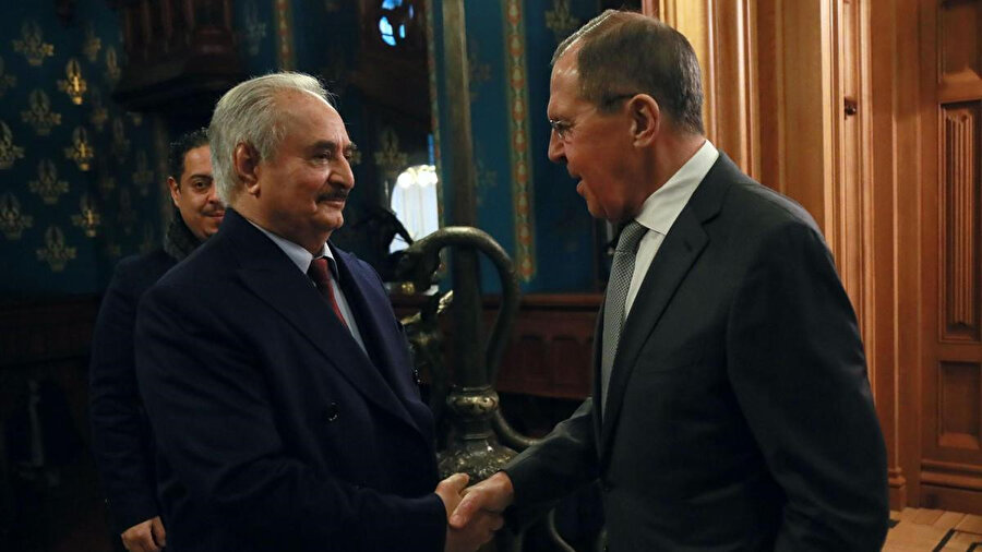 Halife Hafter (solda) Moskova'daki ateşkes görüşmeleri esnasında Rusya Dış işleri Bakanı Sergey Lavrov ile tokalaşırken görülüyor.