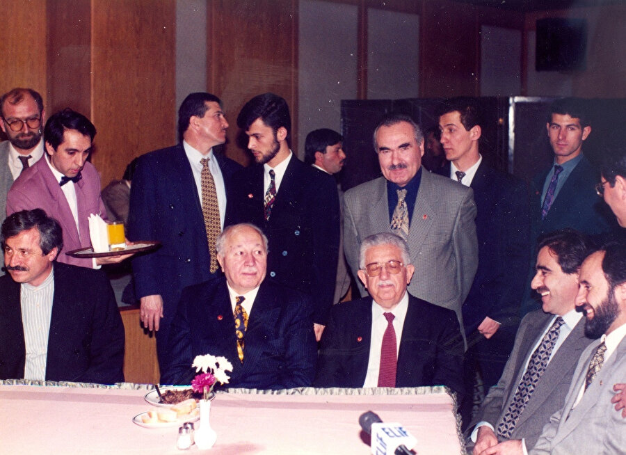 17 Aralık 1997’de Refah Partisi’nin kapatılması ihtimaline binaen kurulan Fazilet Partisi, 16 Ocak 1998’de 28 Şubatçıların Refah Partisi’ni kapatmasıyla bayrağı resmen devraldı.