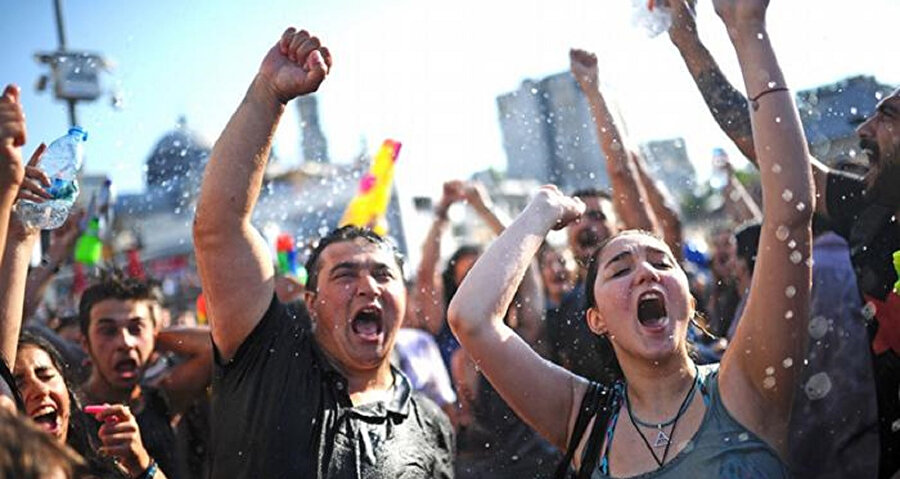 Protestolar her ne kadar çevre odaklı başlasa da ilerleyen günlerde hükümet ve Recep Tayyip Erdoğan’ı vandalizm ile düşürmeye yönelik protestolara dönüştü. Gezi protestolarının ülkeye maliyeti 164 milyar doları buldu. 