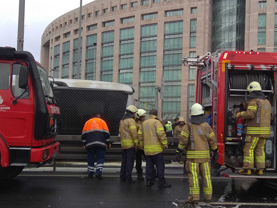 İstanbul Çağlayan'da metrobüste yangın çıktı