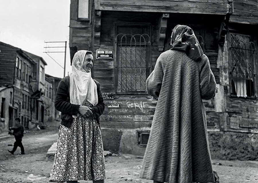 Fıtratını tabiatla buluşturmak isteyen tabiat sığınmacısı, kentte yaşarken köyde yaşama hayalleri de kuruyordur öte taraftan.