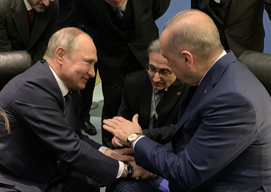 Türkiye Cumhurbaşkanı Recep Tayyip Erdoğan ve Rusya Devlet Başkanı Vladimir Putin, konferans öncesi konuşurken görünüyor.