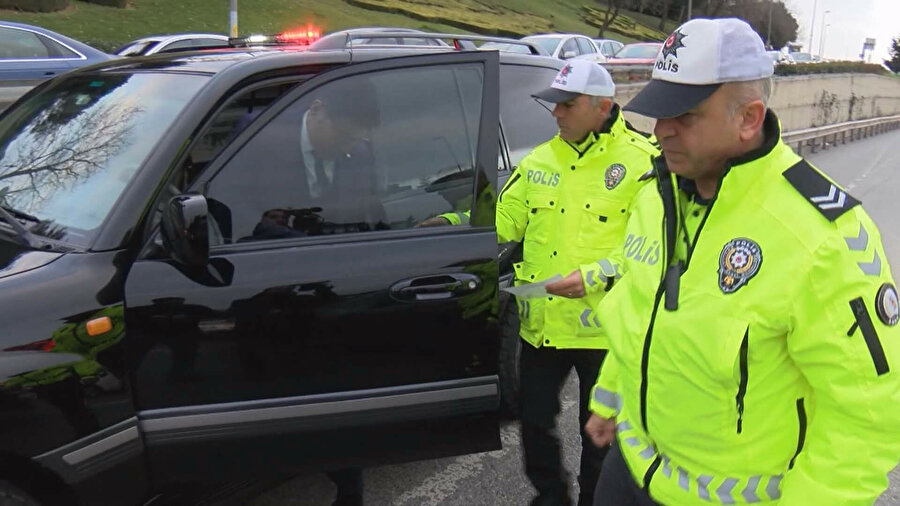 Polis ekipleri denetimlerde birçok sürücüye ceza kesti