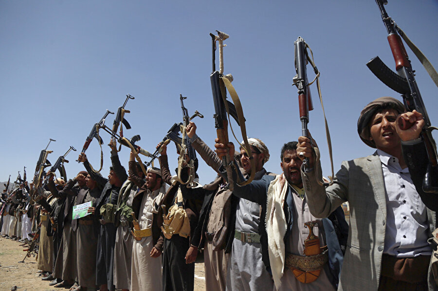 Yemenli Husiler, İran'dan para ve silah yardımı alıyor.