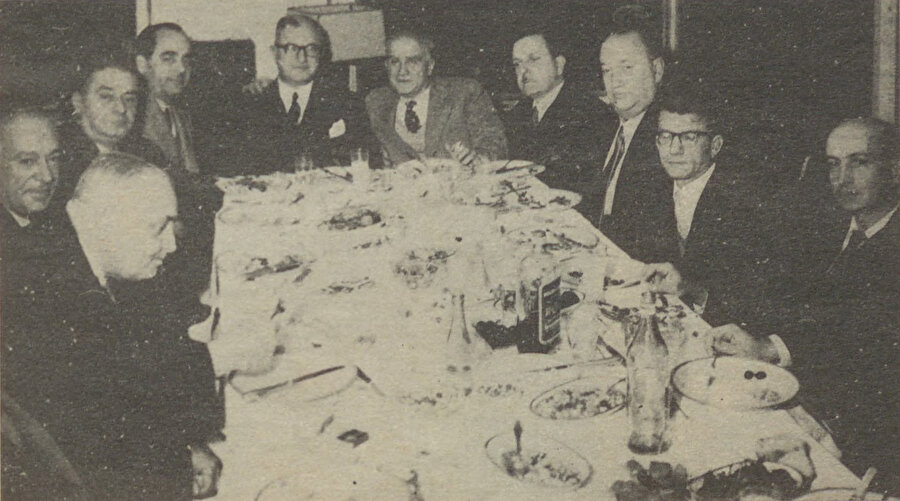 Yahya Kemal ve Ahmet Hamdi Tanpınar’ın da bulunduğu bir meclis. Tanpınar’ın sağında bulunan kişi Asım Sönmez.
