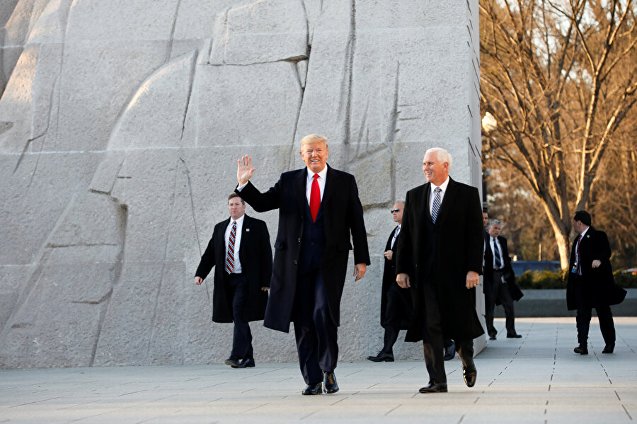 ABD Başkanı Donald Trump yardımcısı Mike Pence ile görünüyor.