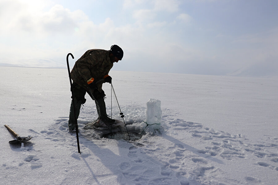 Ekmeğini 'buzdan' çıkarıyorlar: 2 bin 241 rakımlı gölde zorlu balık avı