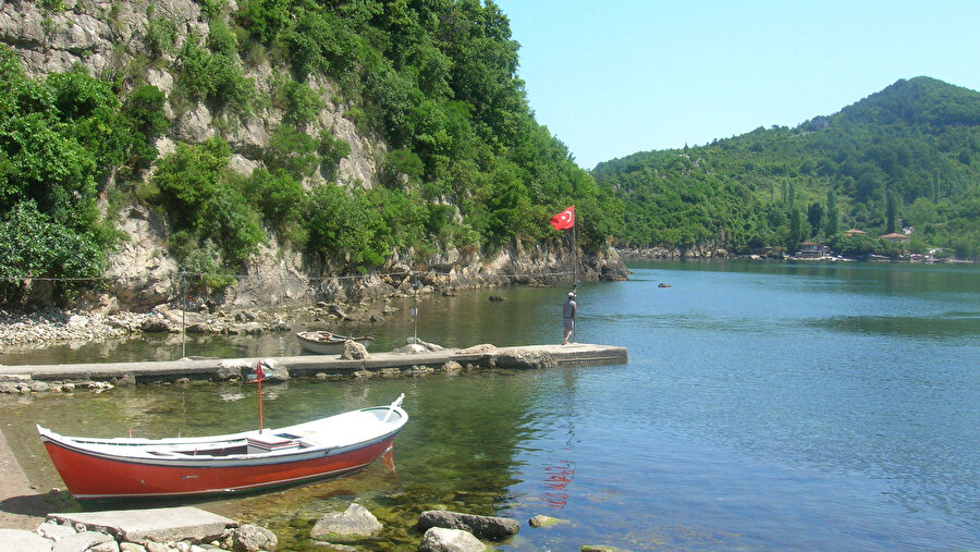 Sessiz, sakin ve doğa ile iç içe.