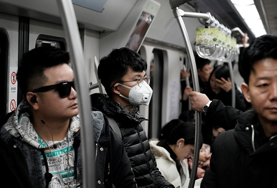 Metroda maske takan bir Çinli böyle görüntülendi.