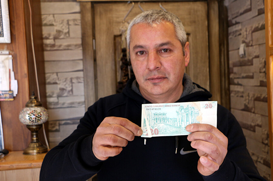 Tokat'ta aktarlık yapan Serdar Türk ve 15 yıldır sakladığı basım hatalı 20 YTL