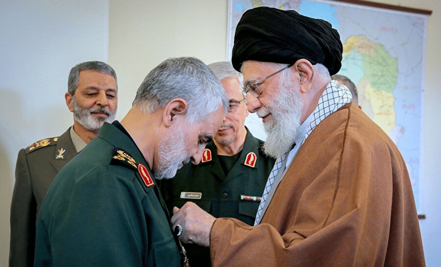 İran dini lider Ali Hamaney, Kudüs Gücü Komutanı Kasım Süleymani'yi İran'ın en yüksek askeri nişanı "Zülfikar Nişanı" ile ödüllendirirken.