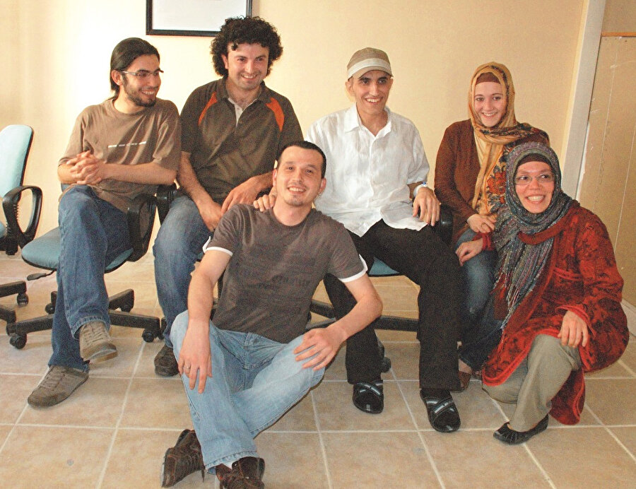 Adını buraya sığdıramadığım insanlarla güzel bir aile oluyoruz yıllarca. Aynı zamanda o dönemde kıvırcık ve uzun saçlarımlada dikkat çekiyorum...