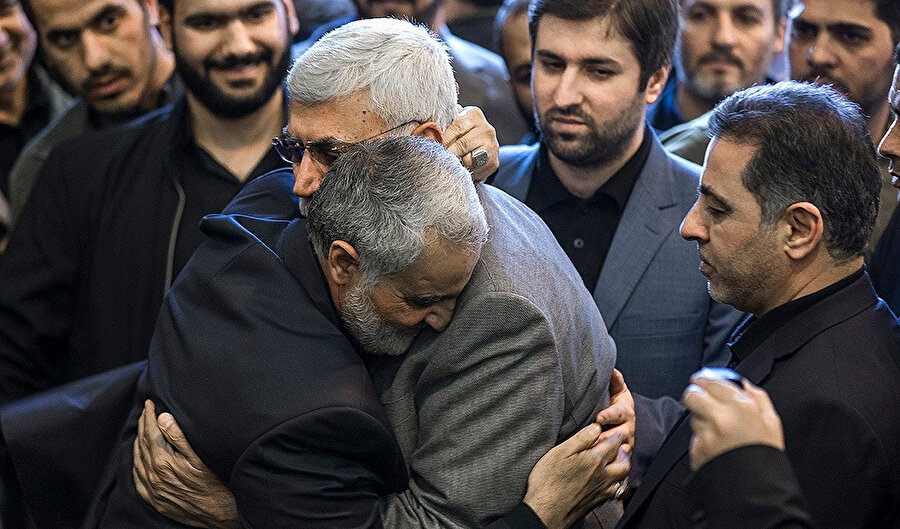 Haşdi Şabi'nin Başkan Yardımcısı Ebu Mehdi el Mühendis (sağda) Kasım Süleymani'nin babasının cenaze töreninde taziye ziyareti sırasında.