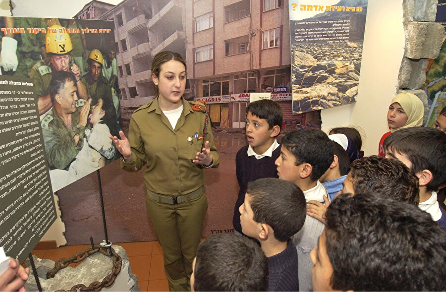İsrail polisi, İsrail vatandaşı Arap çocukları eğitim sistemine kazandırmak için bilgilendirme yapıyor. 