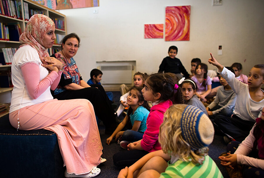Arap bir öğretmen İsrailli çocuklara Arapların yaşamını anlatıyor. 