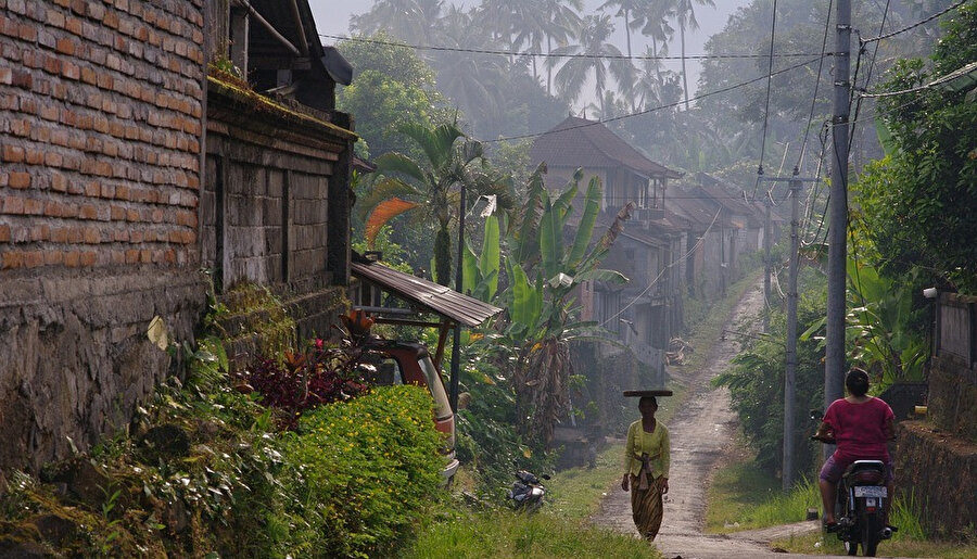 Bali'nin yaşanmışlığı bozulmamış toprak yolları.