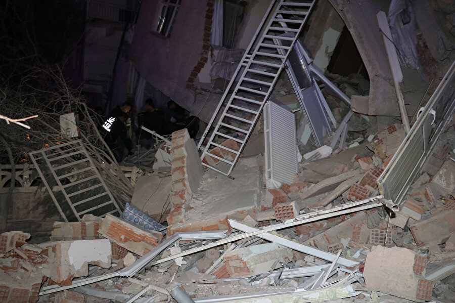 Elazığ'da yaşanan deprem sonrası birçok bina yıkıldı