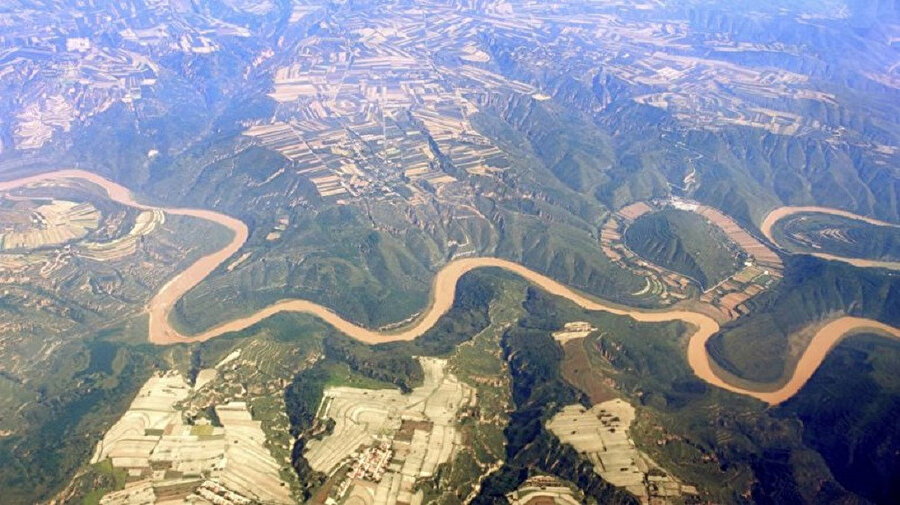Sarı Irmak, Çin'in Yangtze'den sonra ikinci ve dünyanın en uzun altıncı nehridir. Uzunluğu 5.464 km olup, Çin'in batısından Bohai Denizi'ne akar.