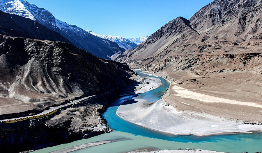 İndus nehri, Çin'deki Tibet Platosu'ndan başlayarak batıya doğru Hindistan üzerinden devam edip Pakistan'a ulaşır. 3.200 kilometre uzunluğundadır.