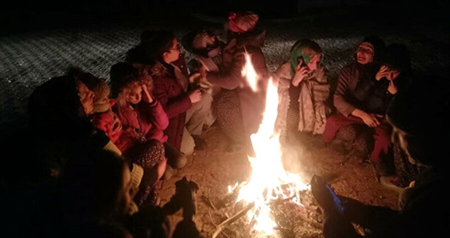 Elazığ depreminde vatandaşlar ısınırken