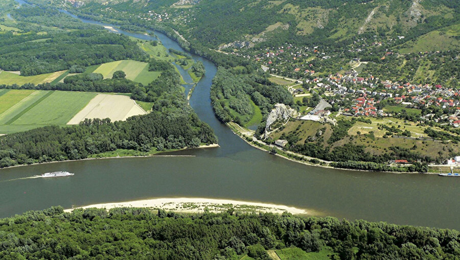 Tuna nehri, Almanya'nın güneyinde Kara Orman bölgesinde Donaueschingen kasabasında Brigach ve Breg nehirlerinin birleşmesiyle meydana gelen nehirdir.