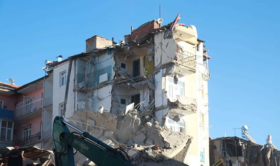 Elazığ depremi sonrasında birçok bina yıkıldı ya da ağır hasar aldı