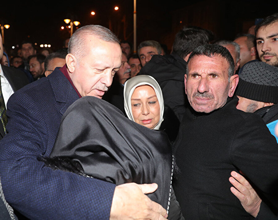 Cumhurbaşkanı Erdoğan deprem bölgesinde ziyaretlerde bulundu