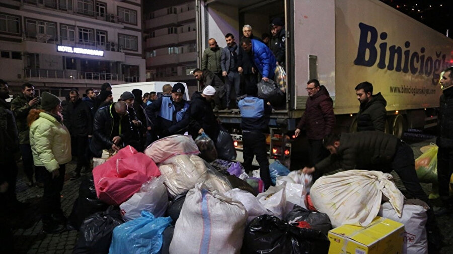 Elazığ'a tüm Türkiye'den yardım paketleri gönderildi