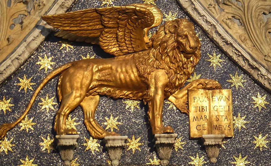 Kanatlı aslan, aziz Marco’nun sembolü, San Marco şehrinin de koruyucusu.