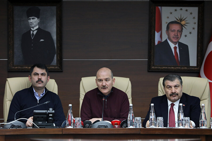 İçişleri Bakanı Süleyman Soylu, Sağlık Bakanı Fahrettin Koca ve Çevre ve Şehircilik Bakanı Murat Kurum,Elazığ Valiliğinde Değerlendirme toplantısının ardından basın açıklaması yaparken
