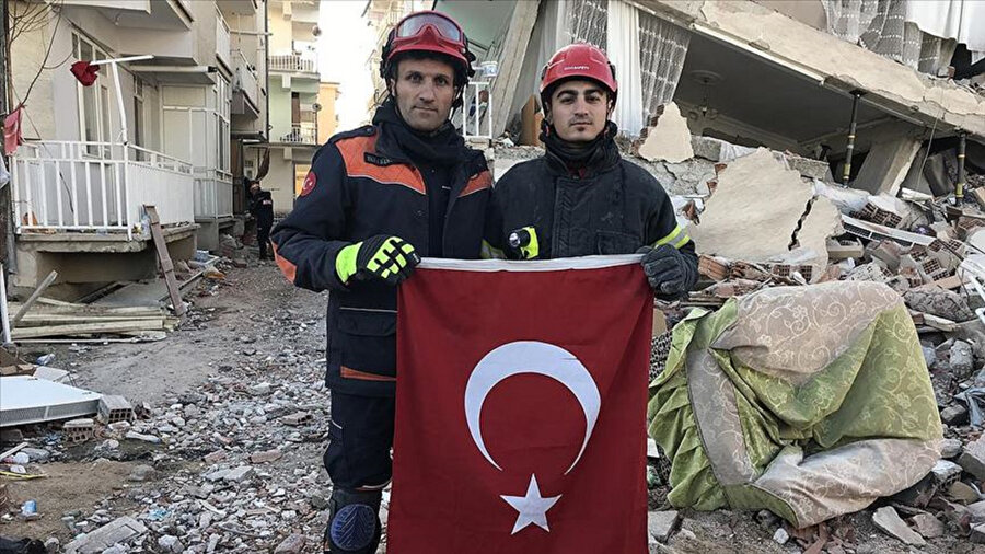 Türk bayrağını enkazdan çıkaran itfaiye erleri