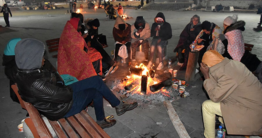 Elazığ depreminde dışarda ısınmaya çalışanlar