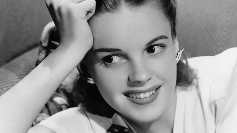 Judy Garland, Hollywood oyucularından olup Mickey Rooney ile bir ikili oluşturmuşlardır. Birkaç kez intihara teşebbüs etmiştir. 1969'da aşırı dozda ilaçtan ölmüştür.