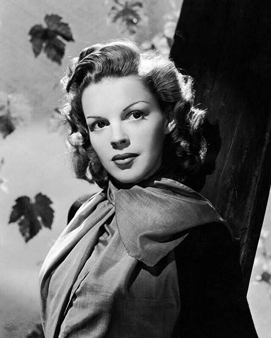 Frances Ethel Gumm veya sahne ismiyle Judy Garland, 10 Haziran 1922 tarihinde Grand Rapids, Minnesota'da dünyaya geldi.