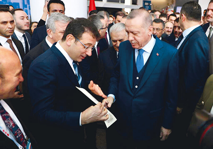 İstanbul Büyükşehir Belediye Başkanı Ekrem İmamoğlu, Ankara'da düzenlenen 'Akıllı Şehirler ve Belediyeler Kongresi'nde Cumhurbaşkanı Recep Tayyip Erdoğan'a, randevu talebini de içeren Kanal İstanbul ile ilgili 4 sayfalık mektup verdi.