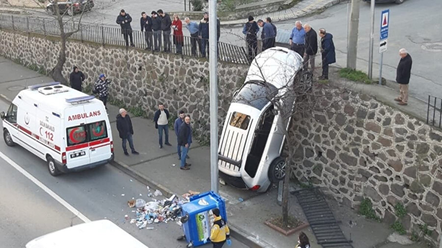 Duvarda asılı kalan araç