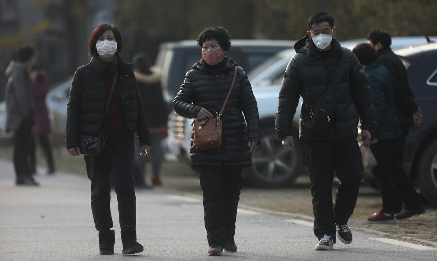 Çinliler corona virüsüne yakalanmamak için maske takmaya başladı