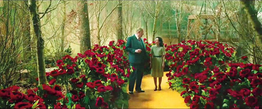 Dışarıdan saadetlerin en mutenası gibi görünen bu bilinme, bu müstesna tanınmışlık, küçüklüğünde ta ensesinden yakaladığı Judy’yi bir ömür hiç bırakmayacak ve her ân onu zulmetten zulmete sürükleyecektir.