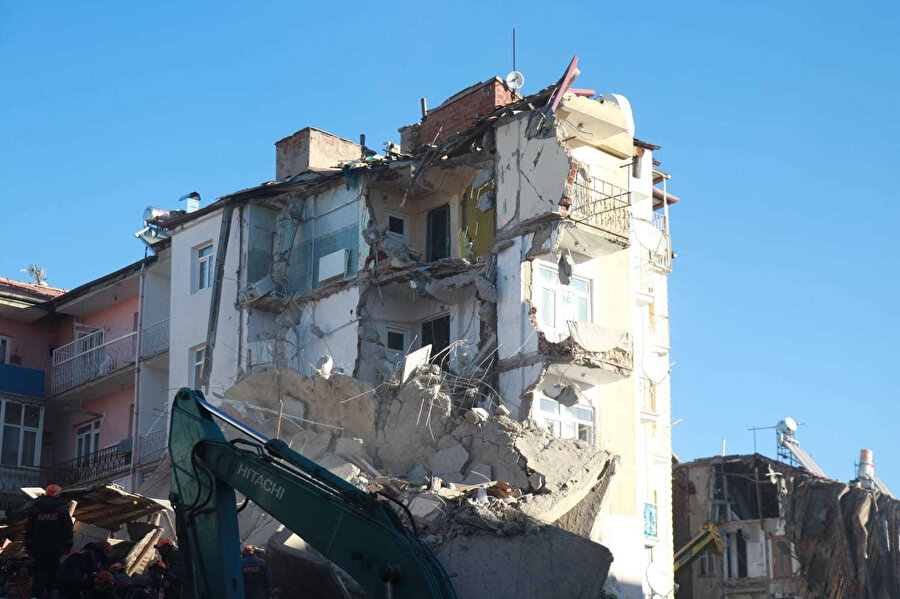 Elazığ'da yaşanan depremde birçok bina ağır hasar aldığı için yıkılıyor