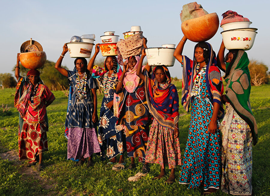 Kadınlar ise su taşıyor ve yemek pişiriyor. Bu, o kadar zahmetli bir iş ki gün boyunca akdarı döven bir kadın ailenin ancak bir günlük yemek ihtiyacını karşılayabiliyor.